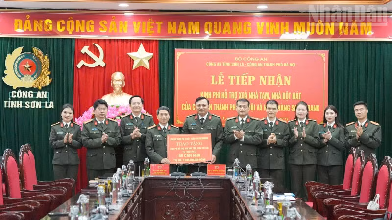 Đoàn công tác Công an thành phố Hà Nội trao kinh phí hỗ trợ sửa chữa, xây mới 50 căn nhà cho đồng bào các dân tộc tỉnh Sơn La. 