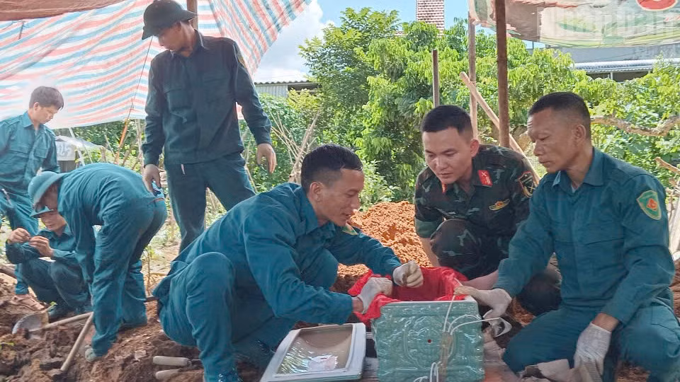 Lực lượng tham gia tiến hành khai quật, cất bốc 2 hài cốt liệt sĩ tại xã Chiềng Khoong, tỉnh Sơn La. (Ảnh: THỌ SƠN)