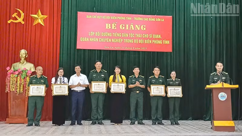 Ban tổ chức lớp học trao Giấy khen cho giảng viên và học viên đã có thành tích tốt trong việc giảng dạy và học tập tại khóa học.