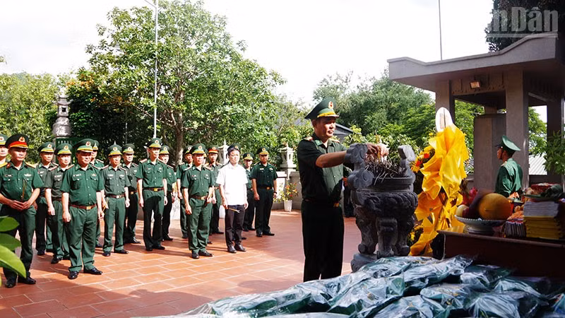 Ban Chỉ huy Bộ đội Biên phòng tỉnh Sơn La dâng hương tưởng niệm tại Đài tưởng niệm liệt sĩ Đồn Biên phòng Cửa khẩu Chiềng Khương.