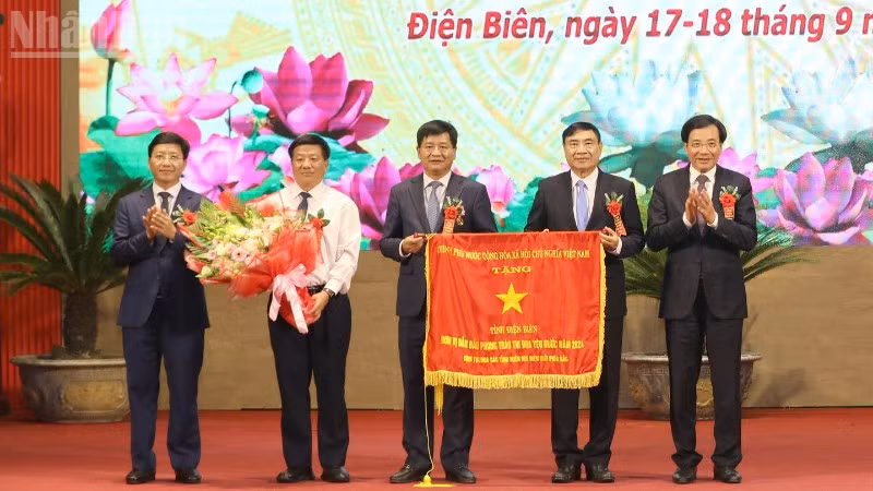 Đồng chí Trần Văn Sơn, Bộ trưởng, Chủ nhiệm Văn phòng Chính phủ trao Cờ thi đua của Thủ tướng Chính phủ cho tỉnh Điện Biên.