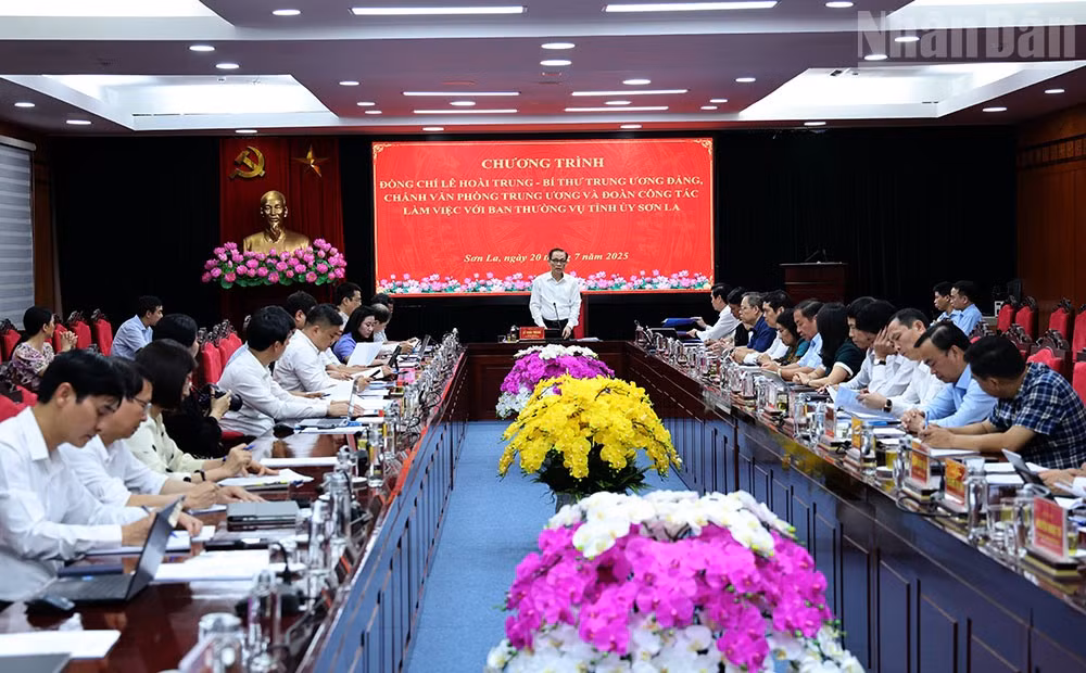Đồng chí Lê Hoài Trung, Bí thư Trung ương Đảng, Chánh Văn phòng Trung ương Đảng làm việc với Ban Thường vụ Tỉnh ủy Sơn La.