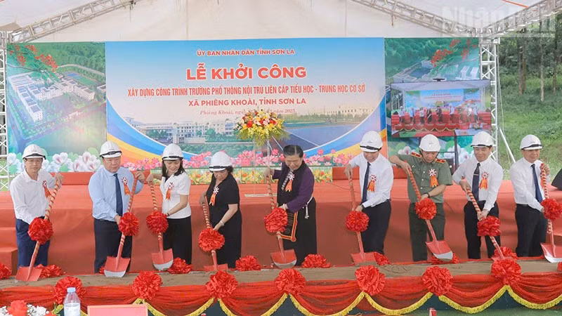 Các đại biểu thực hiện nghi lễ khởi công xây dựng Trường phổ thông nội trú liên cấp Tiểu học-Trung học cơ sở Phiêng Khoài, tỉnh Sơn La.
