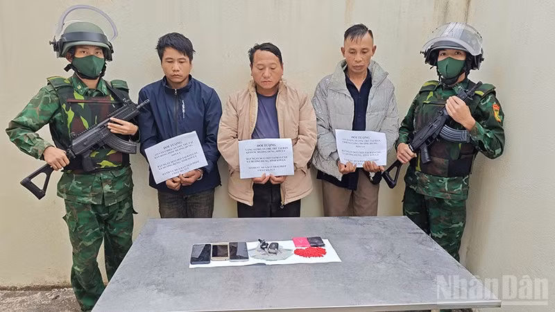 Bộ đội Biên phòng Sơn La bắt giữ 3 đối tượng cùng tang vật đều trú tại xã Mường Hung, tỉnh Sơn La về hành vi mua bán trái phép chất ma túy.
