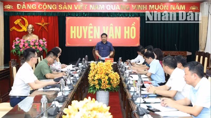 Thiếu tướng Đặng Trọng Cường, Ủy viên Ban Thường vụ Tỉnh ủy, Giám đốc Công an tỉnh, Trưởng đoàn giám sát số 7 của Ban thường vụ Tỉnh ủy Sơn La phát biểu chỉ đạo tại cuộc làm việc.