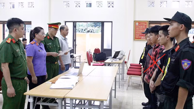 Cơ quan Cảnh sát điều tra, Công an tỉnh Sơn La thi hành các quyết định tố tụng với các đối tượng khai thác vàng trái phép tại xã Gia Phù.