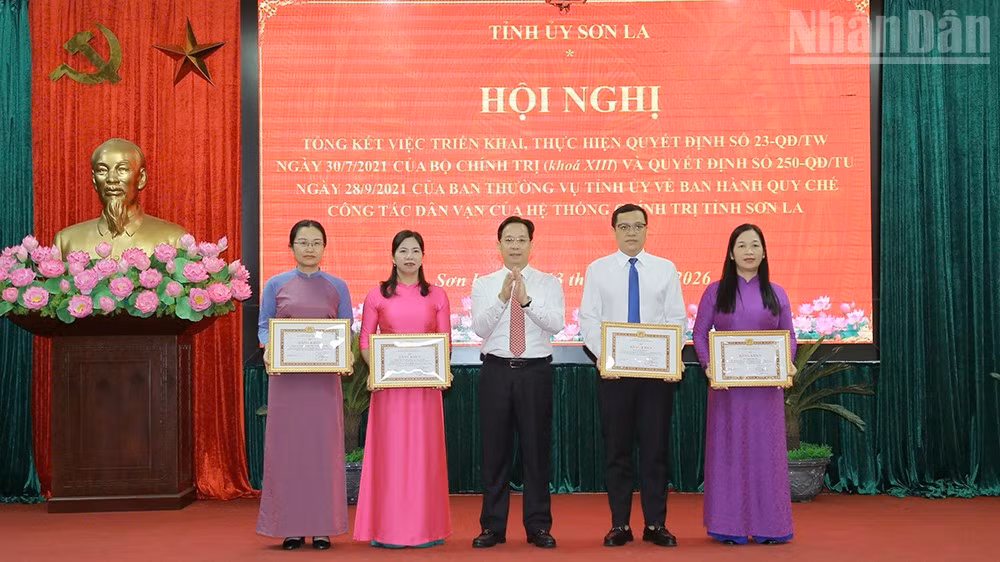Đồng chí Hoàng Văn Nghiệm, Bí thư Tỉnh ủy Sơn La trao Bằng khen cho các tổ chức đảng.