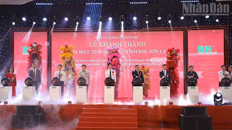 Các đại biểu thực hiện nghi thức tại Lễ khánh thành Nhà máy tinh bột biến tính BHL Sơn La.