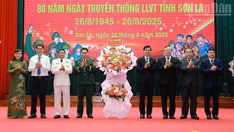 Đồng chí Bí thư Tỉnh ủy Sơn La và các đồng chí trong Ban Thường vụ Tỉnh ủy tặng hoa chúc mừng lực lượng vũ trang tỉnh Sơn La.
