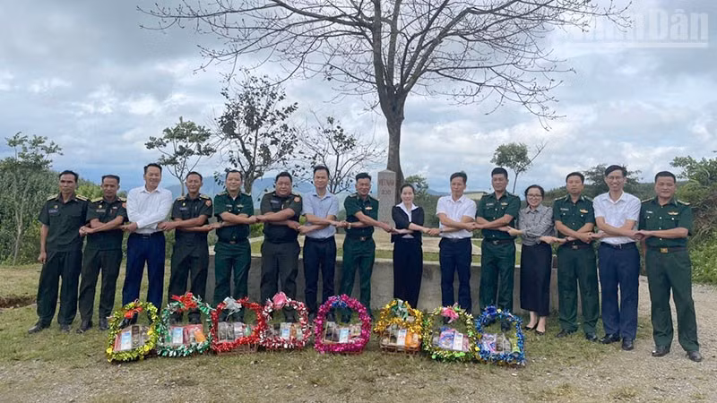 Công an huyện Xiềng Khọ và Đại đội 213, Bộ Chỉ huy Quân sự tỉnh Hủa Phăn đến chúc mừng cán bộ, chiến sĩ đồn Biên phòng Chiềng On tại cột Mốc 230.