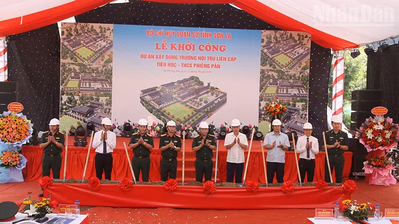Các đại biểu thực hiện nghi lễ khởi công dự án xây dựng Trường nội trú liên cấp tiểu học-trung học cơ sở xã Phiêng Pằn.