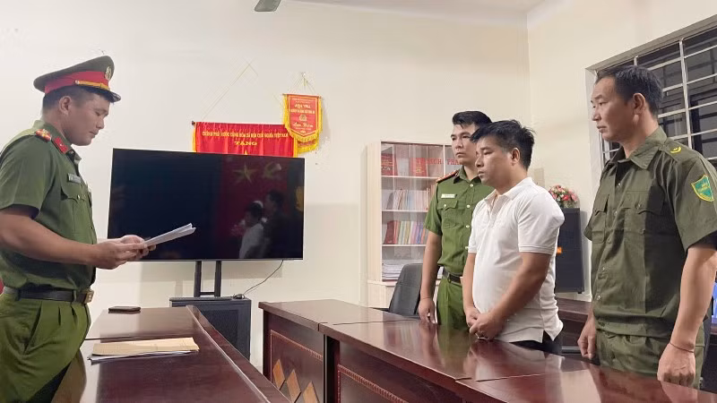 Cơ quan Cảnh sát điều tra Công an tỉnh Sơn La thi hành lệnh bắt bị can Nguyễn Văn Khiêm để tạm giam.