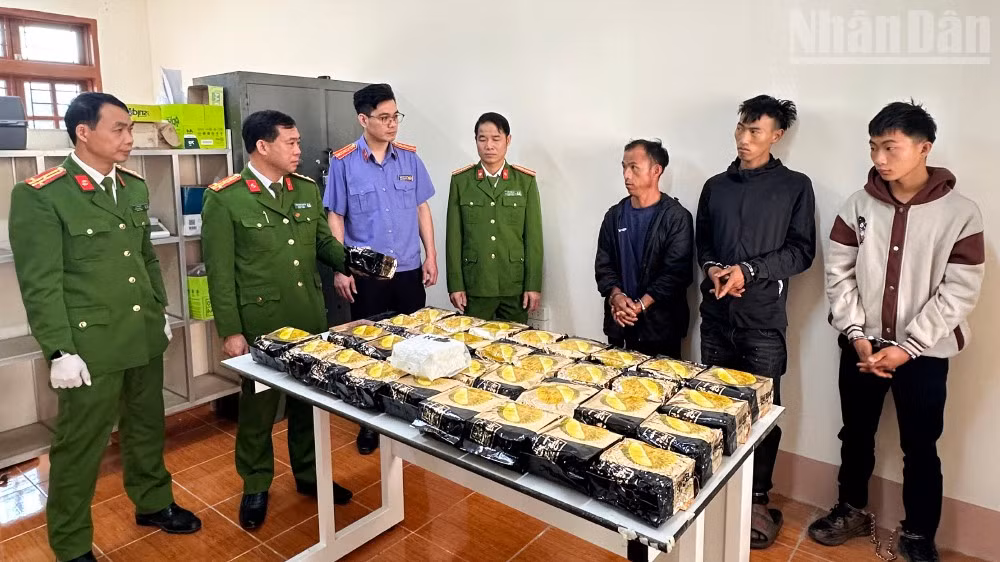 Đại tá Hoàng Vinh Hiển, Phó Giám đốc, Thủ trưởng cơ quan Cảnh sát điều tra, Công an tỉnh Sơn La (thứ 2 từ trái qua) trực tiếp chỉ đạo Ban chuyên án.