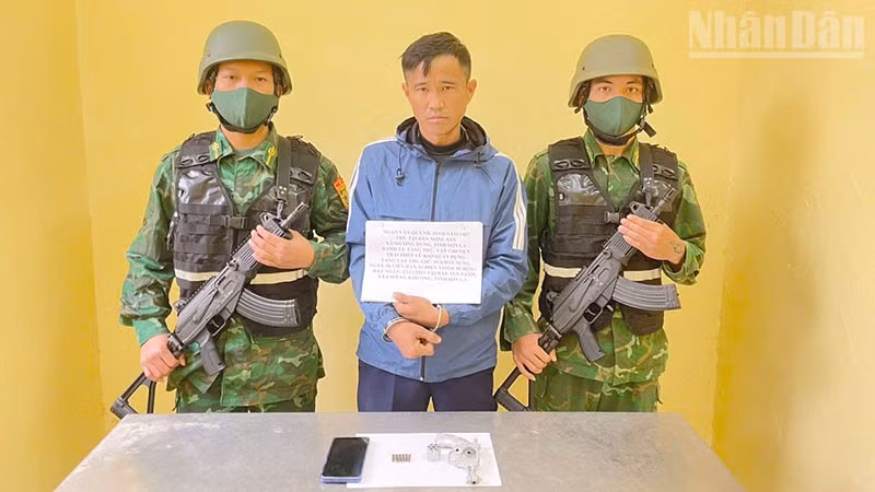 Đối tượng Ngần Văn Quỳnh cùng tang vật tại cơ quan chức năng.