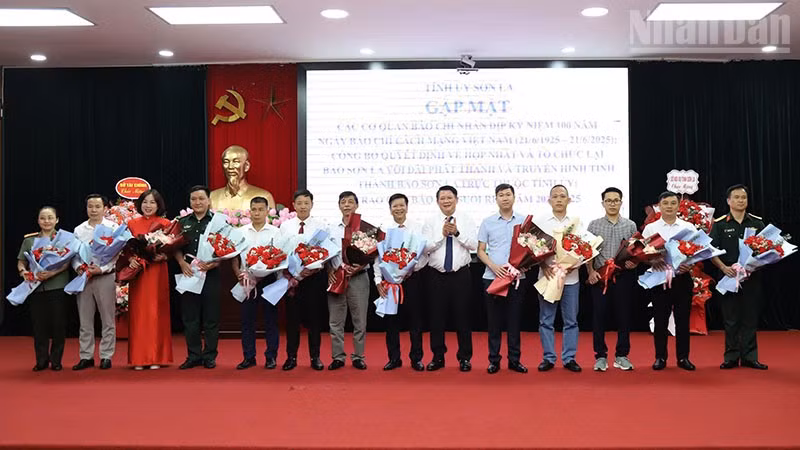 Đồng chí Lò Minh Hùng, Phó Bí thư thường trực Tỉnh ủy Sơn La tặng hoa chúc mừng các cơ quan báo chí Trung ương và địa phương.
