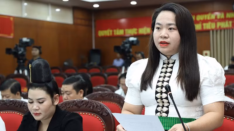 Đại biểu Lường Thị Huyền, Tổ đại biểu số 4 đặt câu hỏi chất vấn đối với đồng chí Phó Chủ tịch Ủy ban nhân dân tỉnh Sơn về việc thực hiện Công điện số 65/CĐ-TTg của Thủ tướng Chính phủ. 
