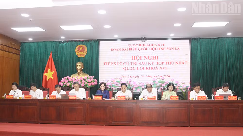Các đồng chí Ủy viên Trung ương Đảng Nguyễn Thị Hồng, Phó Chủ tịch Quốc hội và Hoàng Văn Nghiệm, Bí thư Tỉnh ủy, Trưởng Đoàn đại biểu Quốc hội tỉnh Sơn La và Đoàn đại biểu Quốc hội tỉnh Sơn La tại hội nghị tiếp xúc cử tri.