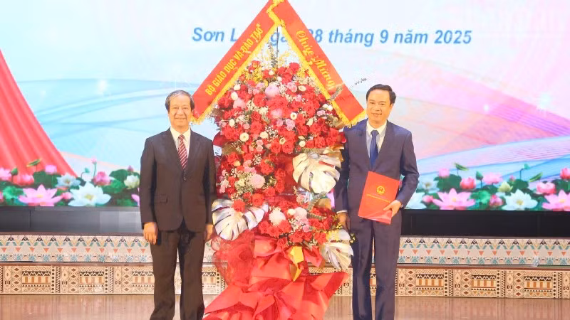 Đồng chí Nguyễn Kim Sơn, Ủy viên Trung ương Đảng, Bộ trưởng Giáo dục và Đào tạo trao quyết định và tặng hoa chúc mừng tân Hiệu trưởng Trường đại học Tây Bắc.
