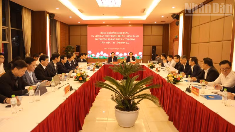 Đoàn công tác của Bộ Dân tộc và Tôn giáo do đồng chí Đào Ngọc Dung làm Trưởng đoàn, đã thăm và làm việc với tỉnh Sơn La. 