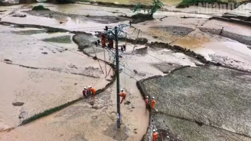 Công ty điện lực Sơn La huy động lực lượng khắc phục sự cố về điện do mưa lũ tại bản Hua Nặm, xã Mường La. (Ảnh: NGỌC DIỆP)