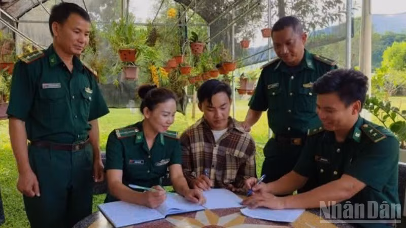 Cán bộ Bộ đội Biên phòng Sơn La hỗ trợ em Thào Tra Pó làm hồ sơ nhập học vào trường Đại học Tài nguyên và Môi trường.