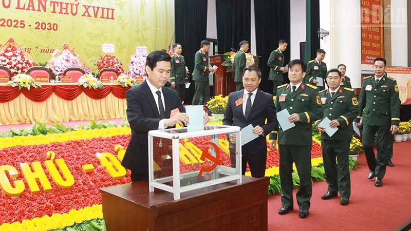 Các đại biểu tham gia bỏ phiếu bầu Ban Chấp hành Đảng bộ Quân sự tỉnh khóa XVIII.