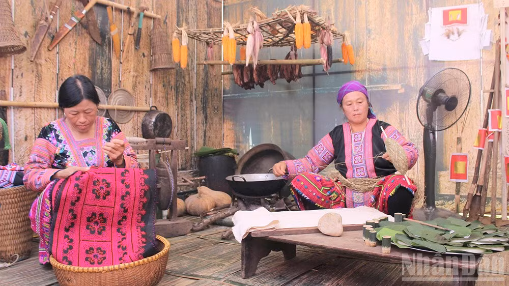 Tại các xã, phường của Sơn La đã diễn ra nhiều hoạt động văn hóa, văn nghệ, trong đó có hoạt động trình diễn văn hóa các dân tộc, dệt thổ cẩm... (Ảnh: QUỐC TUẤN)