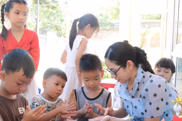 Trẻ hào hứng tham gia các hoạt động trò chơi dân gian, hoạt động nghệ thuật sáng tạo. (Ảnh: TTXVN)