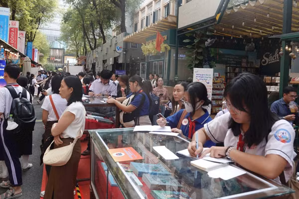 Các em học sinh tham gia hoạt động tương tác tại Đường sách thành phố trong Ngày Sách và Văn hóa đọc Việt Nam 2026 tại Thành phố Hồ Chí Minh.