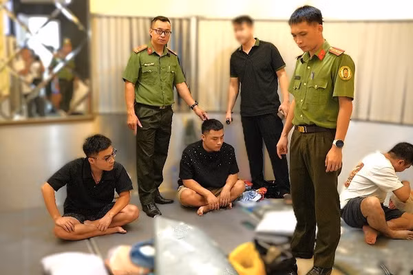 Lực lượng Công an thành phố Đồng Nai phát hiện người nước ngoài cư trú bất hợp pháp. (Ảnh: Công an thành phố Đồng Nai cung cấp)