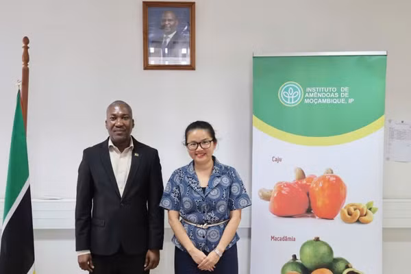 Đại sứ Trần Thị Thu Thìn và Viện trưởng Viện Điều Mozambique Jorge Vidigal Fole. (Ảnh: Đại sứ quán Việt Nam tại Mozambique cung cấp)