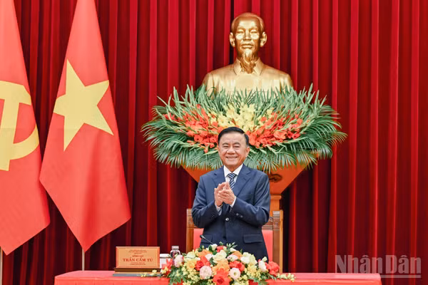Thường trực Ban Bí thư Trần Cẩm Tú chủ trì cuộc tiếp Đoàn cán bộ lãnh đạo trẻ Đảng Nhân dân Campuchia. (Ảnh: DUY LINH)