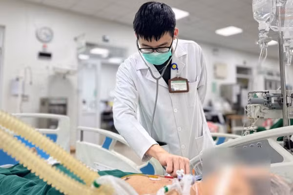 Các bác sĩ Bệnh viện Bệnh Nhiệt đới Trung ương điều trị cho người bệnh nhiễm cúm A nặng. (Ảnh: Thanh Sơn)