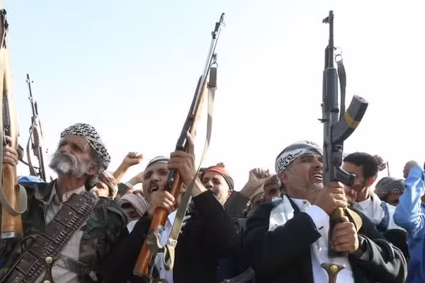 Các tay súng Houthi tại Sanaa, Yemen. (Ảnh: THX/TTXVN phát)