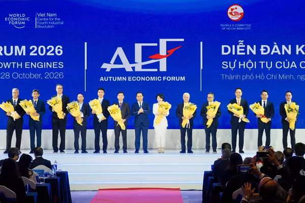 Chủ tịch Ủy ban nhân dân Thành phố Hồ Chí Minh Nguyễn Văn Được chụp ảnh lưu niệm cùng đại diện các nhà đầu tư tham dự Diễn đàn Kinh tế Mùa thu năm 2026. (Ảnh: HÙNG TRIỀU)