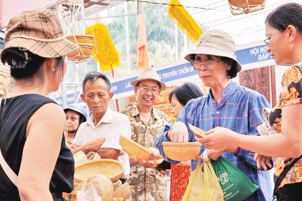 Với nguồn lực còn hạn chế của mô hình kinh doanh truyền thống, các hộ kinh doanh gặp nhiều khó khăn trong giai đoạn hiện nay. (Ảnh: NAM HẢI)