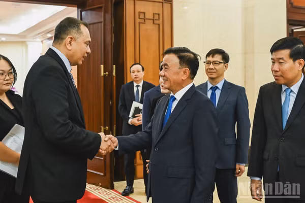 Thường trực Ban Bí thư Trần Cẩm Tú trao đổi với ông Christopher Pragasam, Cục trưởng phụ trách Quan hệ quốc tế, Cục Công vụ kiêm Giám đốc điều hành Trường Công vụ quốc tế Singapore. (Ảnh: DUY LINH)