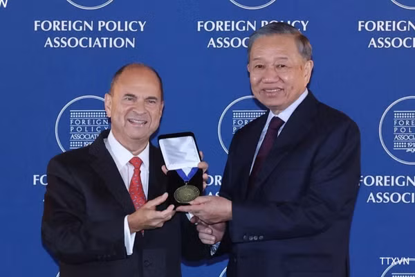 Lãnh đạo Hiệp hội Chính sách đối ngoại trao Huy chương tặng Tổng Bí thư, Chủ tịch nước Tô Lâm. (Ảnh: Thống Nhất/TTXVN)