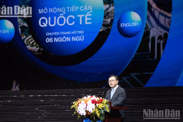 Đồng chí Lê Quốc Minh, Ủy viên Trung ương Đảng, Tổng Biên tập Báo Nhân Dân, Phó Trưởng Ban Tuyên giáo Trung ương, Chủ tịch Hội Nhà báo Việt Nam phát biểu tại Lễ khai trương. (Ảnh: Minh Duy)