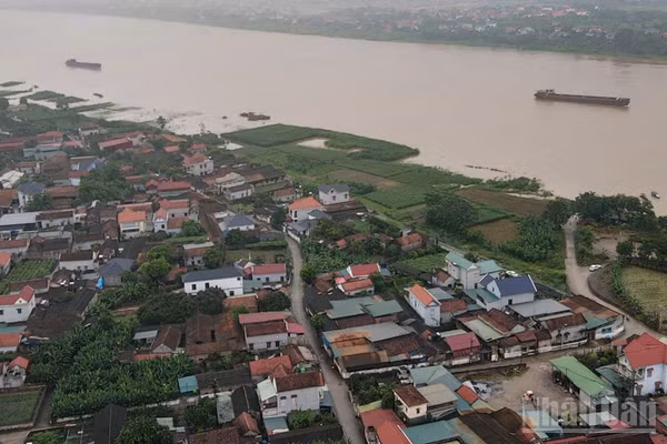 Người dân đăng ký thường trú tại xã đảo Minh Châu, Hà Nội sẽ được hỗ trợ mức đóng bảo hiểm y tế. (Ảnh minh họa: Toàn cảnh xã đảo Minh Châu từ trên cao/THÀNH ĐẠT)