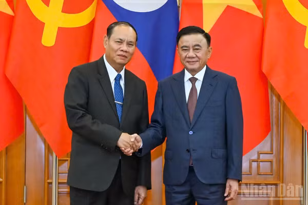 Thường trực Ban Bí thư Trần Cẩm Tú chào mừng Thường trực Ban Bí thư Trung ương Đảng Nhân dân Cách mạng Lào Vilay Lakhamphong thăm chính thức Việt Nam. (Ảnh: THỦY NGUYÊN)