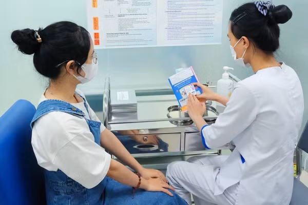 Một nữ sinh viên tiêm vaccine phòng não mô cầu.
