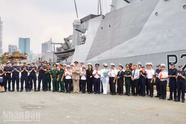 Đoàn thủy thủ tàu HMS SPEY Hải quân Hoàng gia Anh chụp ảnh cùng đại diện phía Việt Nam. (Ảnh: LÊ THÀNH)