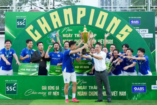 Phó Chủ tịch Hà Duy Tùng trao Cúp vô địch cho đội bóng BVSC. (Ảnh VŨ TRÀ)