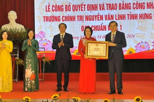 Phó Giáo sư, Tiến sĩ Đoàn Minh Huấn, Ủy viên Bộ Chính trị, Giám đốc Học viện Chính trị Quốc gia Hồ Chí Minh trao Bằng công nhận Trường Chính trị Nguyễn Văn Linh tỉnh Hưng Yên đạt chuẩn mức 1 cho lãnh đạo Trường Chính trị Nguyễn Văn Linh tỉnh Hưng Yên.