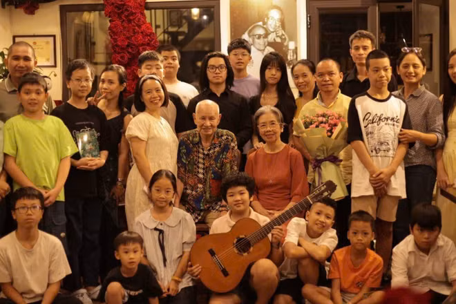 Các em thiếu nhi được tiếp cận tác phẩm văn học, âm nhạc tại Không gian lưu niệm nhà văn Tô Hoài.