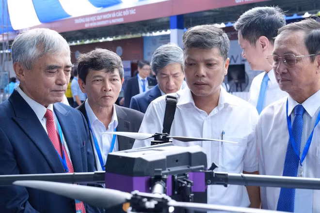 Sản phẩm công nghệ của doanh nghiệp được giới thiệu tại Hội nghị Khoa học và Triển lãm quốc tế về Điều khiển và Tự động hóa lần thứ 8. (Ảnh: Hội tự động hóa)