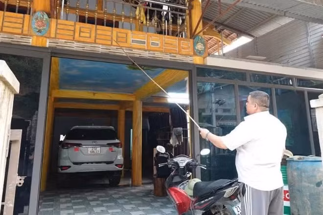 Người dân thôn Trống Là, xã Khao Mang chỉ những vết rạn, nứt do việc nổ mìn gây ra. (Ảnh: THANH SƠN)