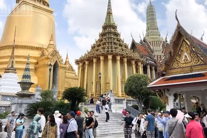 Đông đảo du khách tham quan Wat Phra Kaew cổ kính. (Ảnh: MINH THẮNG)