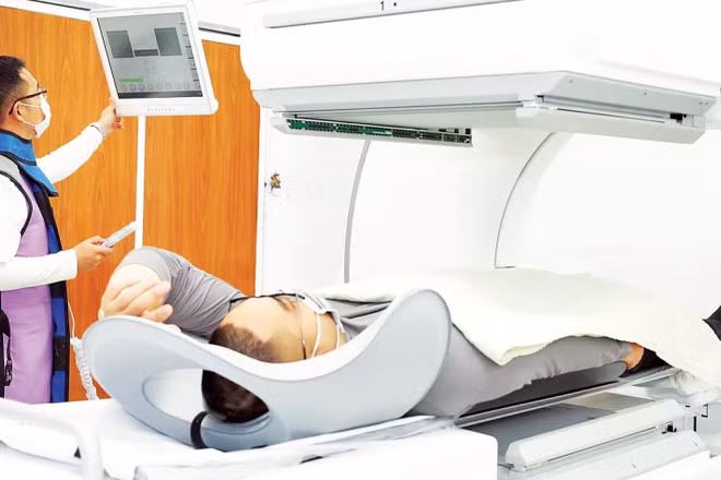 Tầm soát phát hiện bệnh sớm tại Trung tâm Ung bướu Bệnh viện Bạch Mai. (Ảnh THẾ ANH)